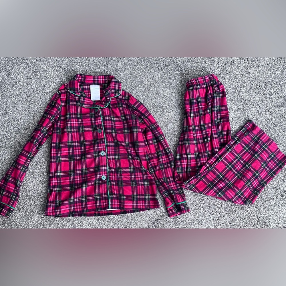Christmas plaid flannel pajama set. Girls size 7/8. Great preowned condition.